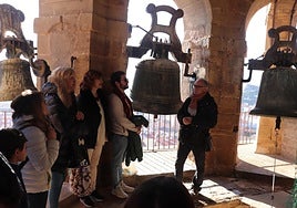 José Ángel Lalinde explica el campanario de San Cosme en una visita.