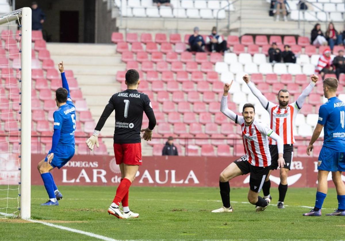 Pablo Bobadilla levanta el brazo después de anotar su gol ante el Subiza.