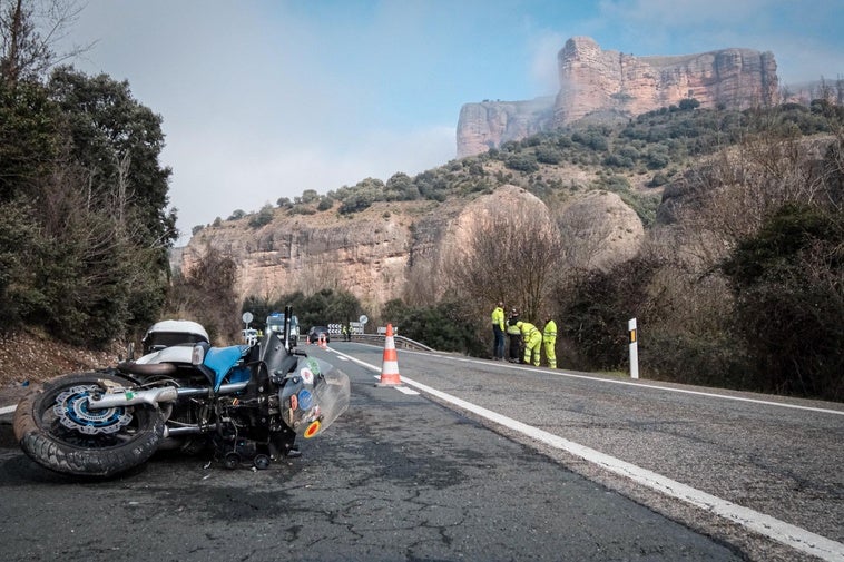 La moto accidentada, sobre el asfalto en el lugar del accidente.