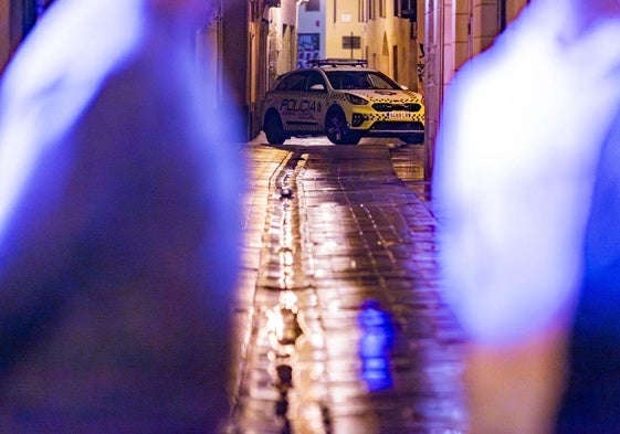 Un coche patrulla de la Policía Local en labores de vigilancia por una calle del Casco Antiguo de Logroño en una imagen de archivo.