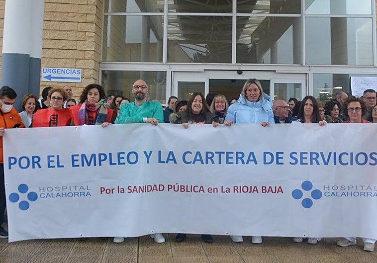 Protesta convocada por Comisiones Obreras en la puerta del Hospital de Calahorra.