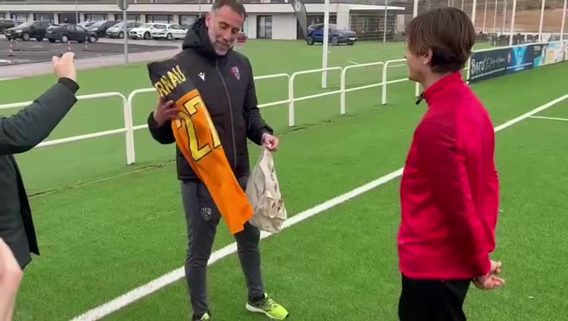Miguel Martínez de Corta, segundo de la UDL, regala a Pol Arnau una camiseta antigua de su padre, fallecido portero del FC Barcelona