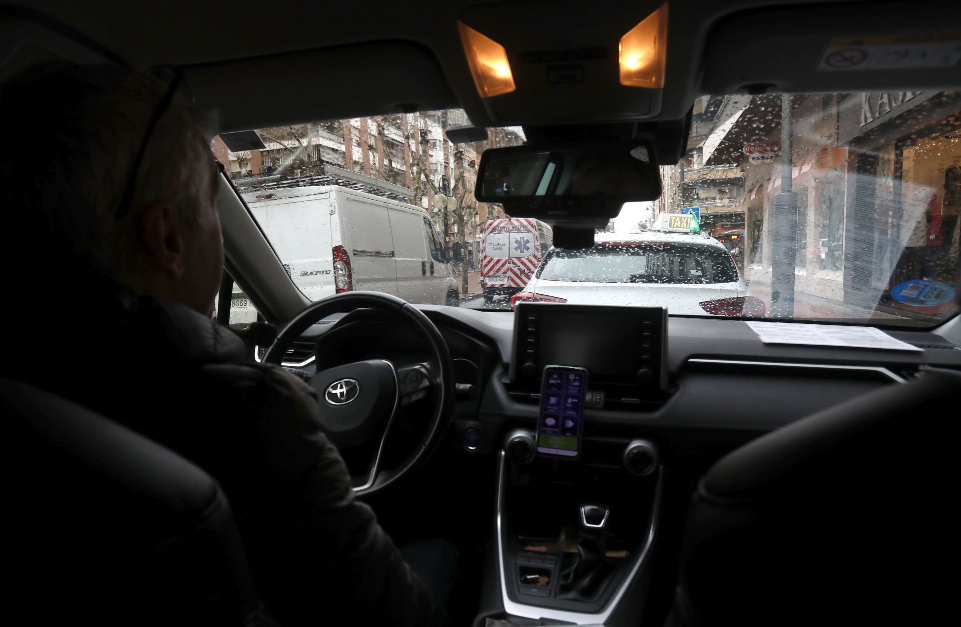 Interior de uno de los taxis con emisora.