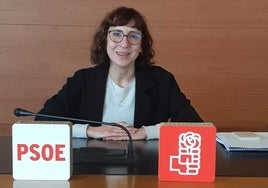 La concejala del PSOE de Logroño Carmen Urquía, este jueves en rueda de prensa.