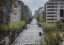 Confinados. La calle Vara de Rey de Logroño, desierta durante el estado de alarma en una imagen tomada el 12 de abril de 2020.