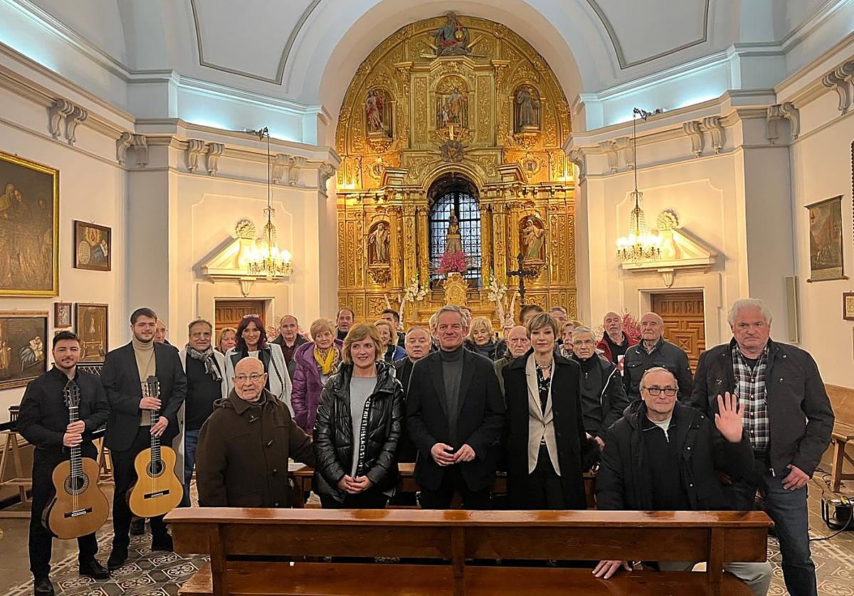 Ollero, en el centro, rodeado de los espectadores en la ermita.