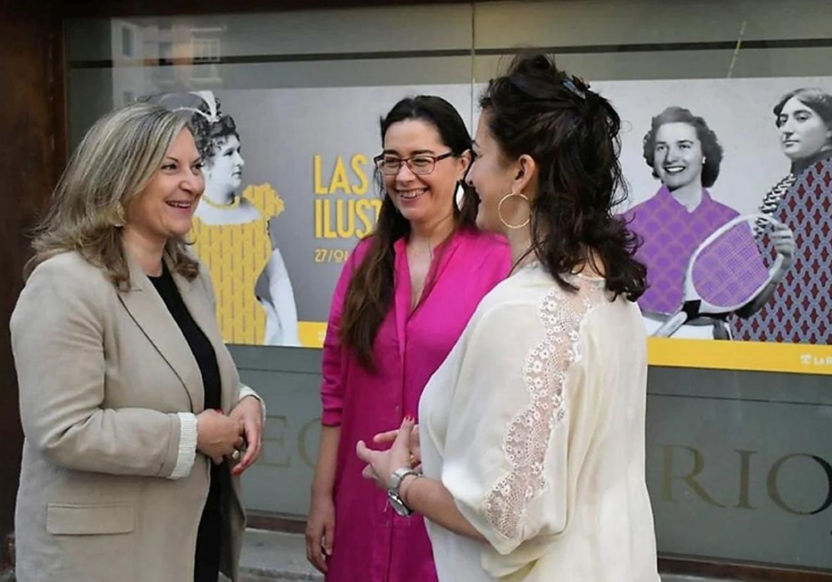 Emilia Fernández, a la izquierda, junto a Elisa Garrido y Concha Andreu.