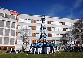 Exhibición de la Colla Castellera Xoriguers, en el jardín del edificio Vives de la UR.