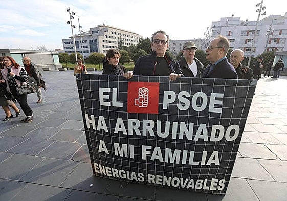 El actor riojano César Vea, junto al diputado socialista en el Parlamento Europeo César Luena, en el exterior del Riojafórum.
