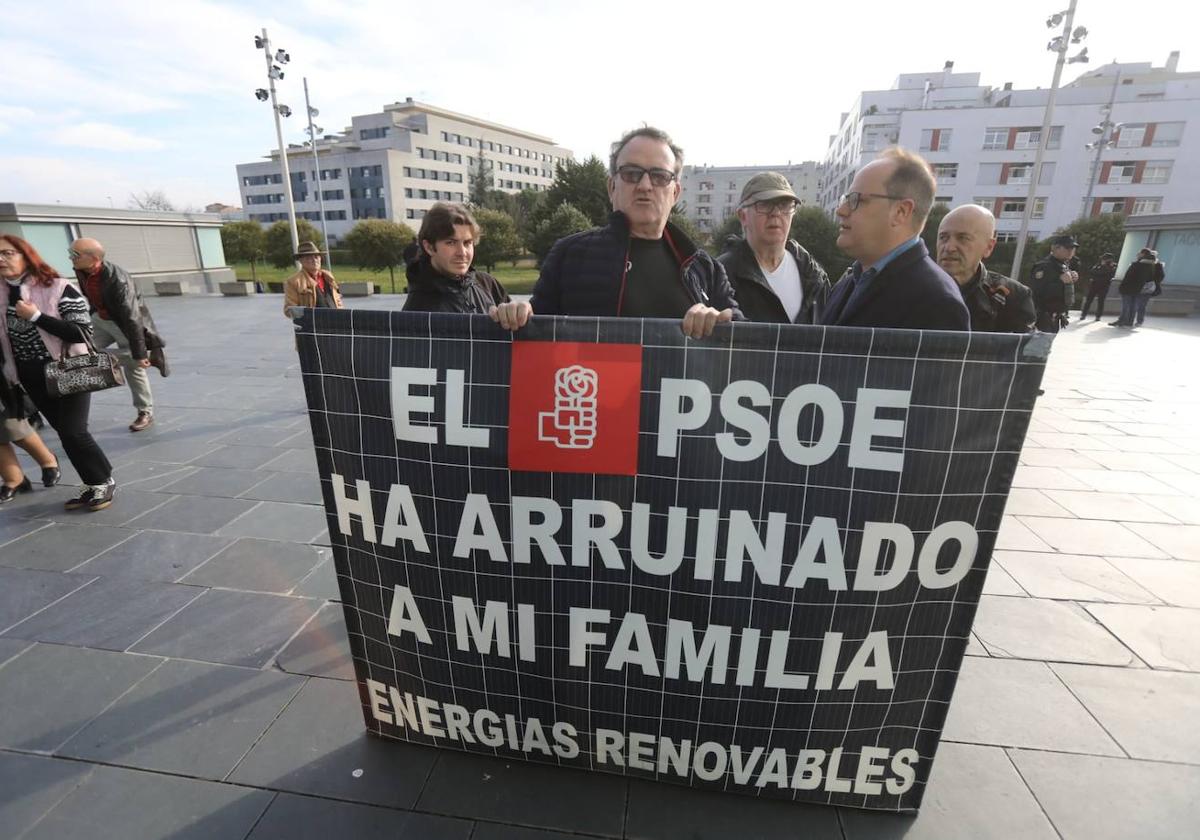 El actor riojano César Vea, junto al diputado socialista en el Parlamento Europeo César Luena, en el exterior del Riojafórum.