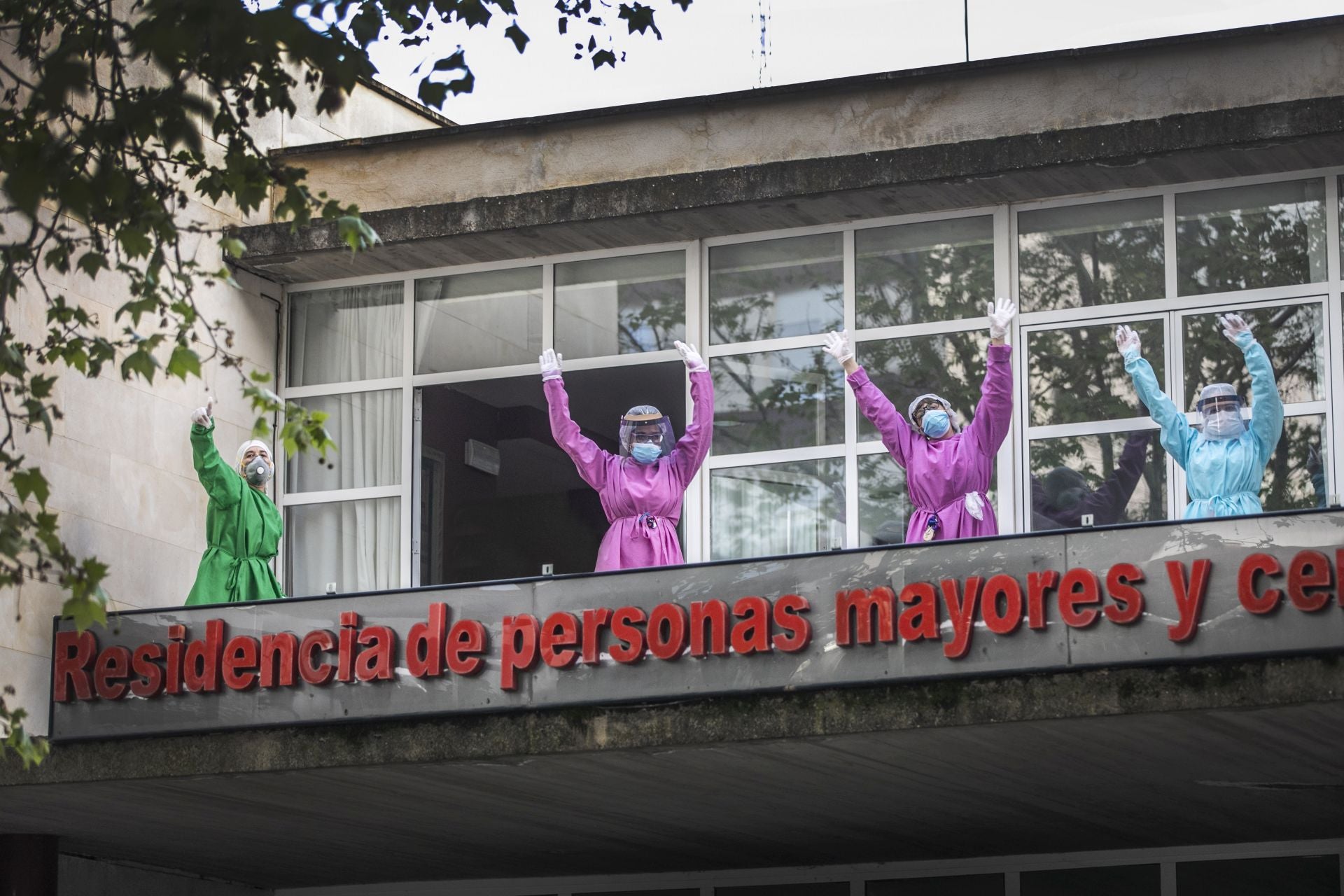 Saludos de sanitarios de una residencia de mayores.