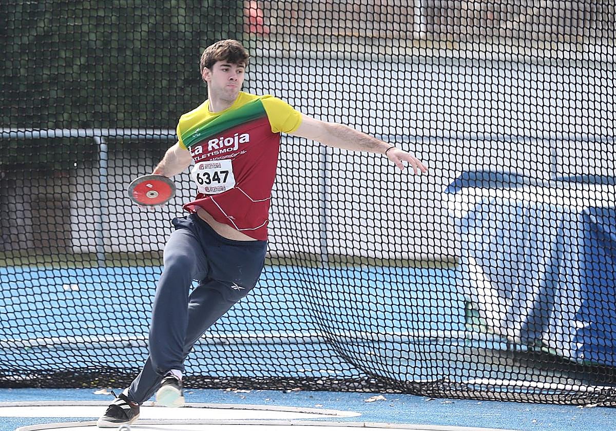 Marcos Moreno, ayer, en acción en el Adaraga.