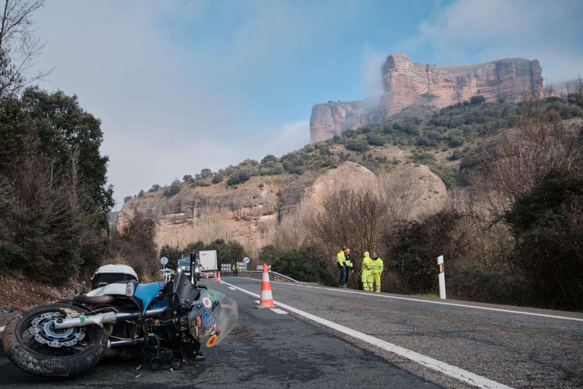 La motocicleta del fallecido, tirada en la nacional cerca de Viguera.