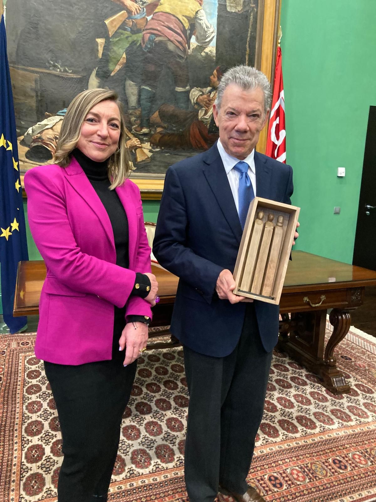 Eva Sanz Arazuri, rectora de la Universidad de La Rioja, junto a Juan Manuel Santos.