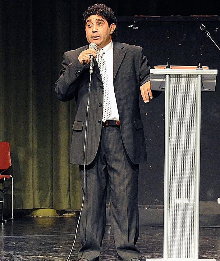 Imagen secundaria 2 - Enrique Jiménez Gabarri, en una rueda de prensa, en el Parlamento de La Rioja y en el auditorio del Ayuntamiento de Logroño.