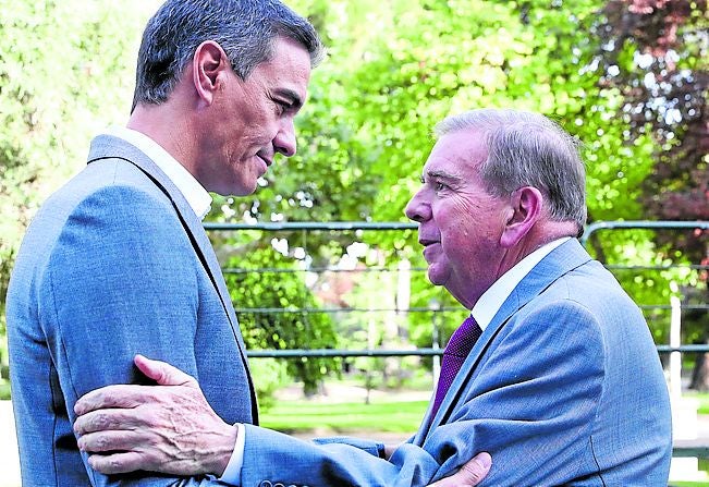 El presidente saluda a Edmundo González.