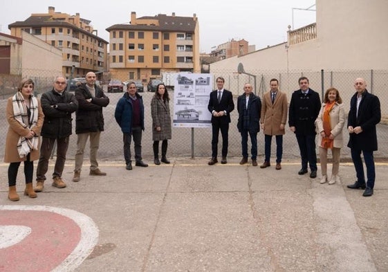 Autoridades autonómicas y locales posan en el terreno en el que se ha proyectado la escuela infantil de Entrena.