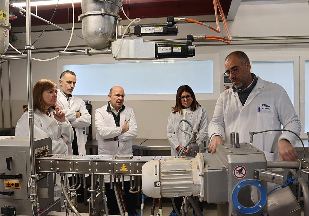 La consejera Manzanos, junto al director general del CNTA, Héctor Barbarin, en su visita a la sede de Alesón.