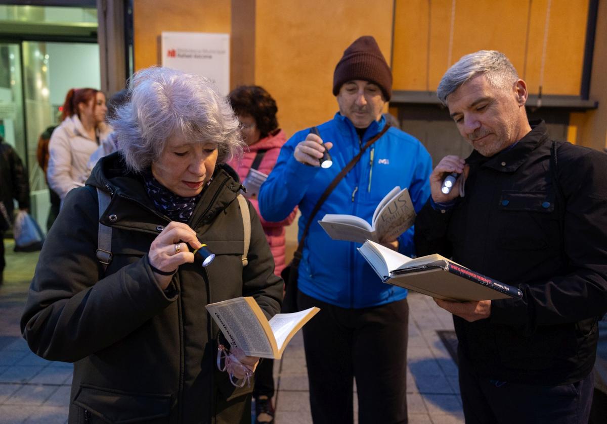 Concentración contra los recortes en la Biblioteca Rafael Azcona