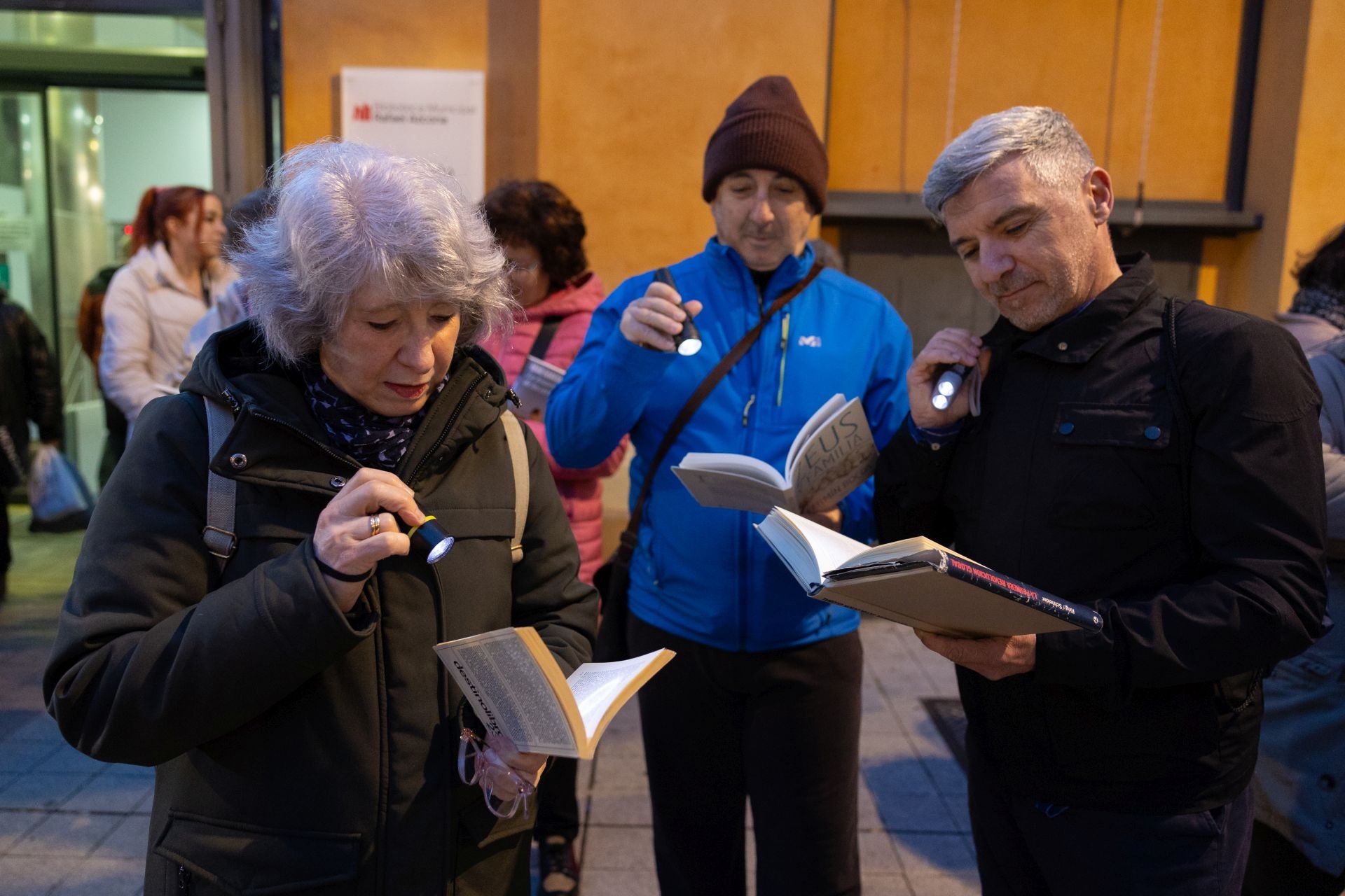 Concentración contra los recortes en la Biblioteca Rafael Azcona