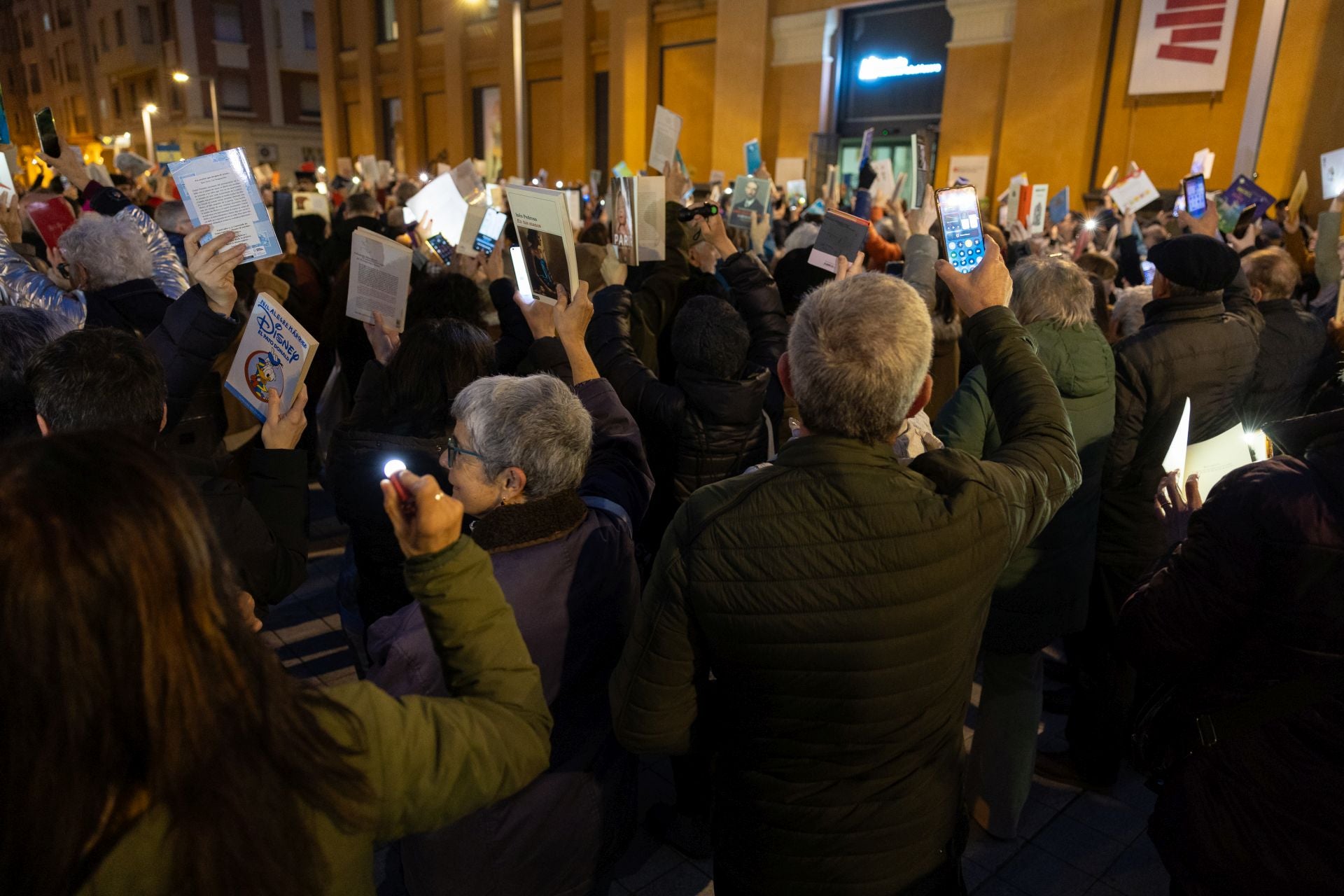 Concentración contra los recortes en la Biblioteca Rafael Azcona