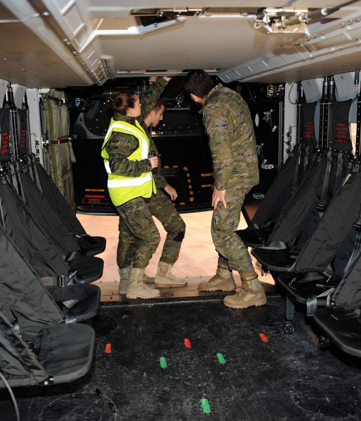 Imagen secundaria 2 - Arriba, un 'Caimán' aterriza en Las Gaunas la víspera de Reyes. Abajo, puesto de mando y bodega de carga del NH-90 