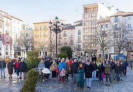 Un nutrido grupo de vecinos del Casco Antiguo, en la plaza del Mercado, respalda a la presidenta de la asociación Demanda Casco Antiguo, Iratxe Apeztegía, en primer plano.