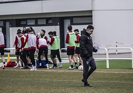 Sergio Rodríguez camina sobre el césped de Valdegastea mientras sus jugadores se toman un descanso.
