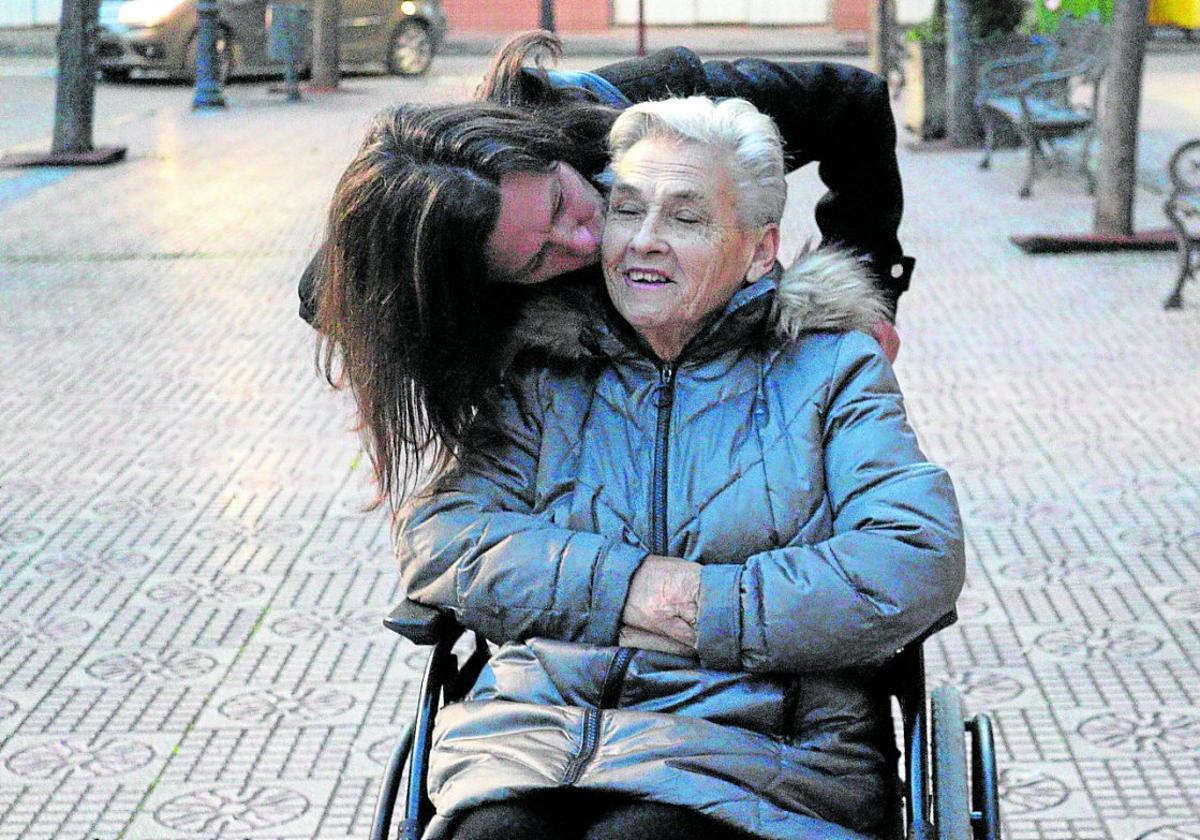 Ana Moreno besa a su madre, Anuncia Ceniceros, en una plaza de la ciudad de Santo Domingo de la Calzada.