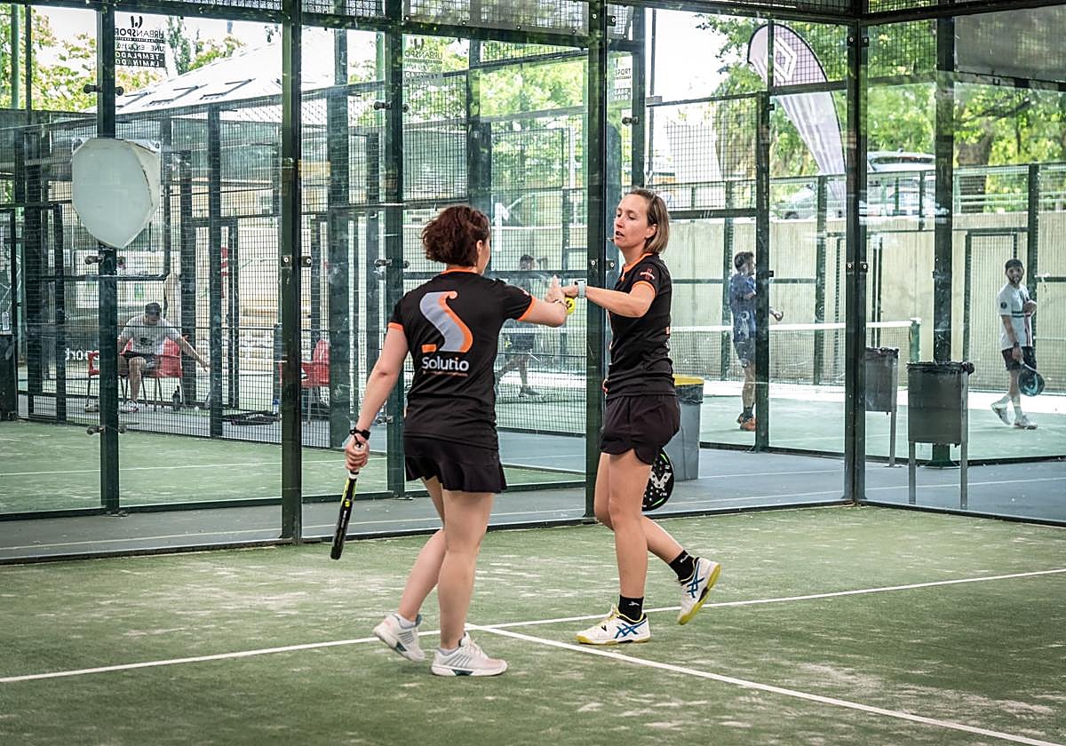 Dos jugadores se felicitan por la consecución de un punto, en la edición del año pasado.