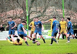 Ale Santos le pega al balón en Isla en el partido contra el Calahorra.