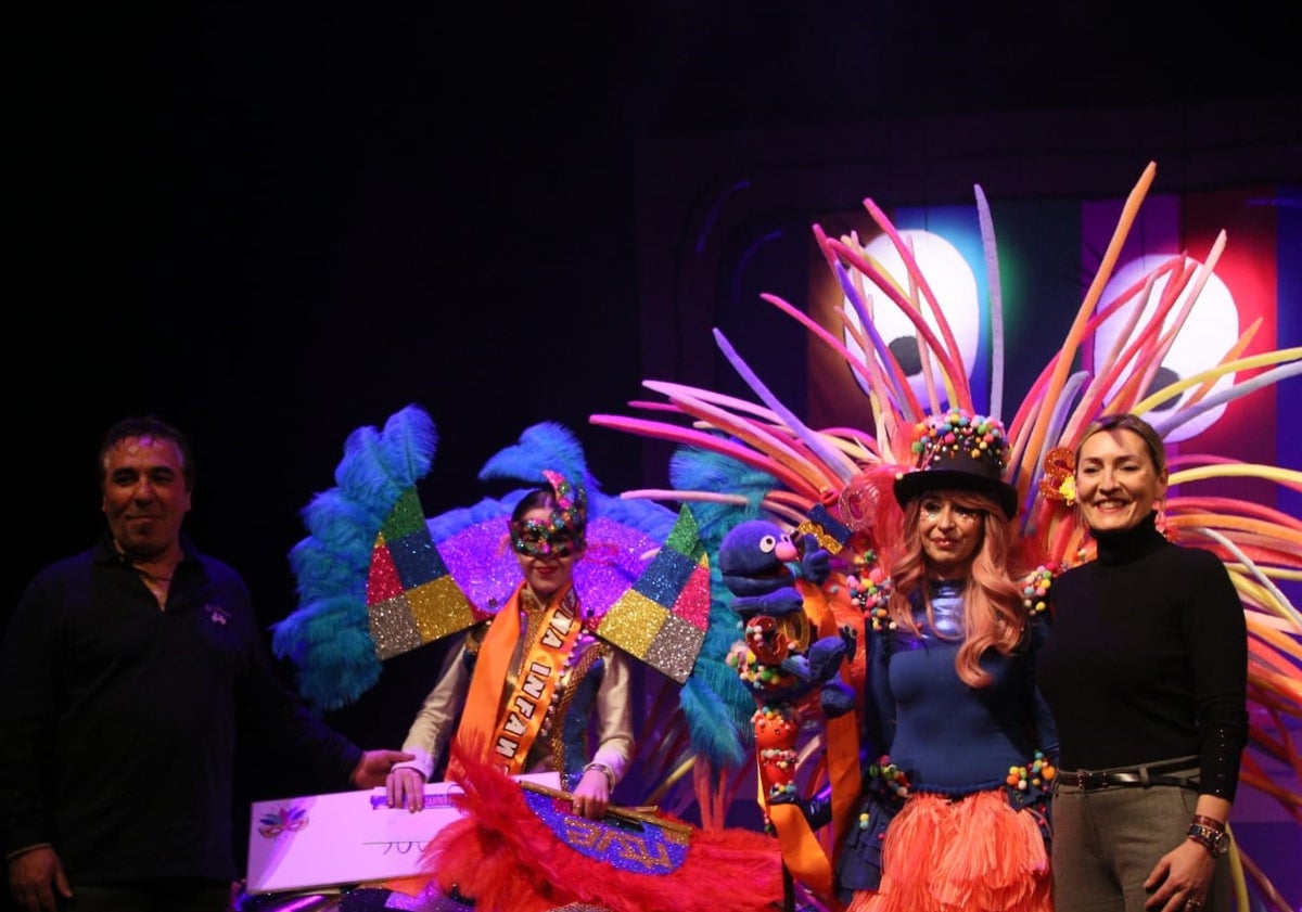 Imagen principal - Pregoneros del Carnaval y participantes.