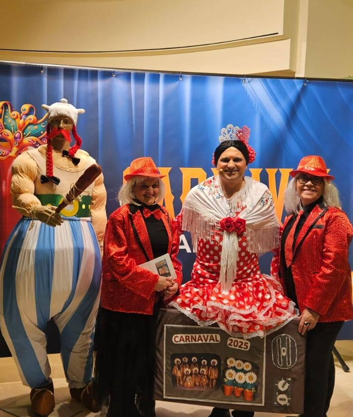 Imagen secundaria 2 - Pregoneros del Carnaval y participantes.
