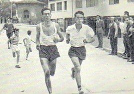 Dos corredores en plena prueba, a la entrada del paseo San Julián, a mediados de los años 50.
