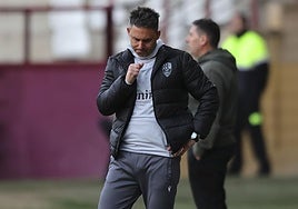Sergio Rodríguez baja la mirada con el gesto contrariado.