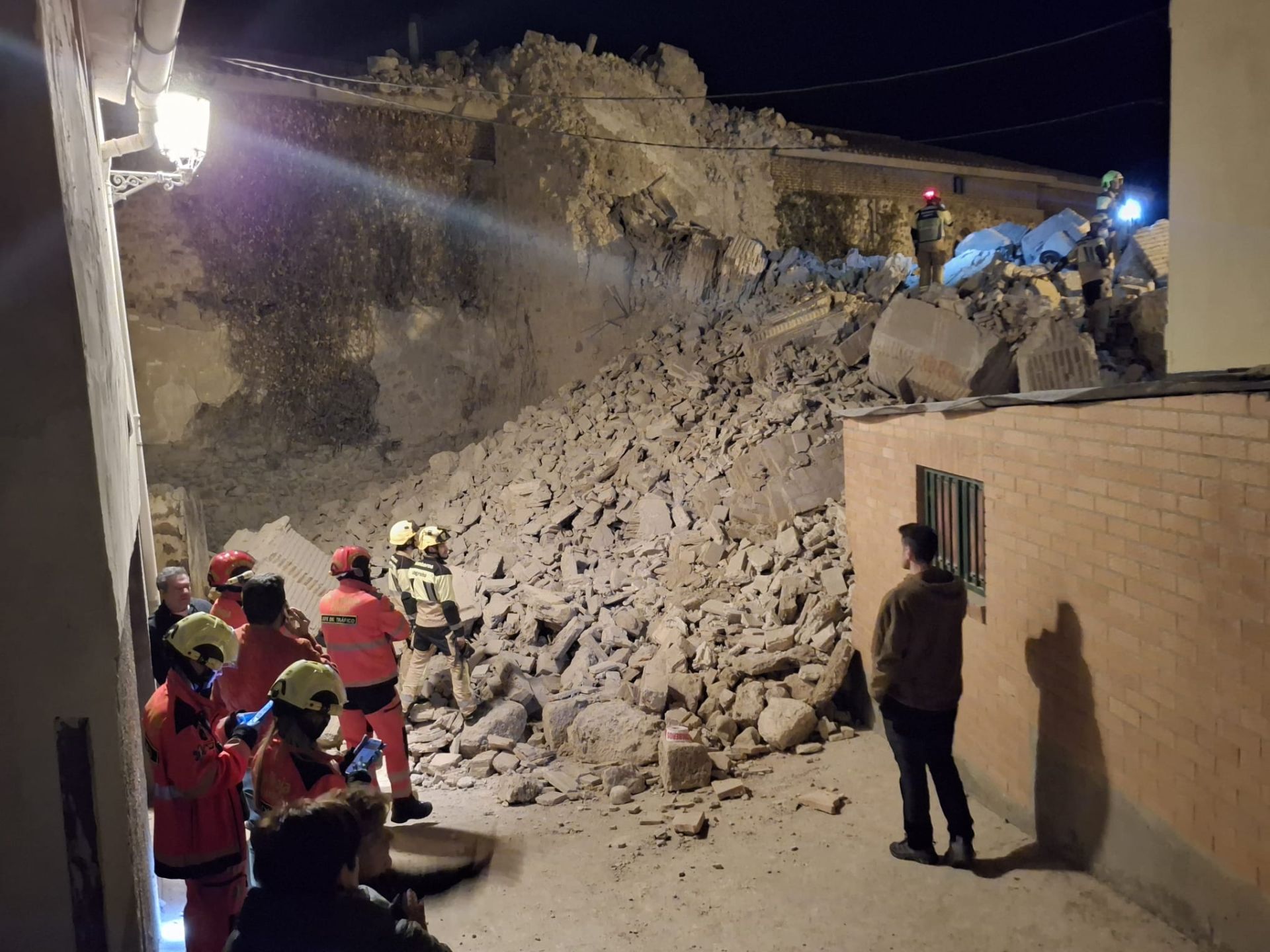 Imagen secundaria 2 - El derrumbe de la torre de la iglesia de Viguera obliga a desalojar a una veintena de vecinos