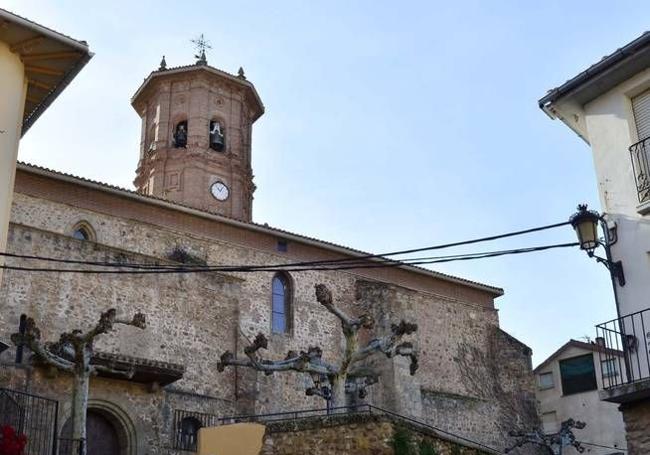 La iglesia, con la torre, antes del derrumbe.