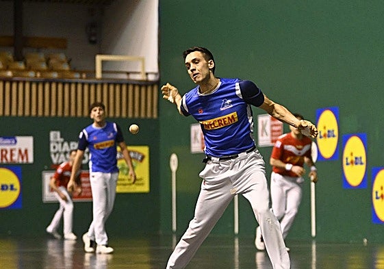 Zabala se dispone para golpear a la pelota en el partido de este domingo.