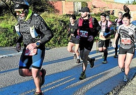 Grupo de corredores de la Ogrito, ayer en Autol.