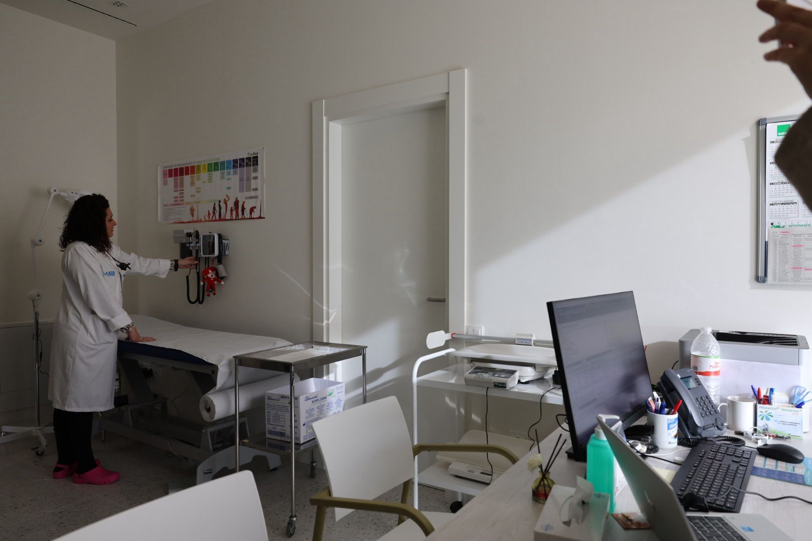 Imagen principal - Una consulta, profesionales en los pasillos y un detalle del impresionante lucernario de La Villanueva.