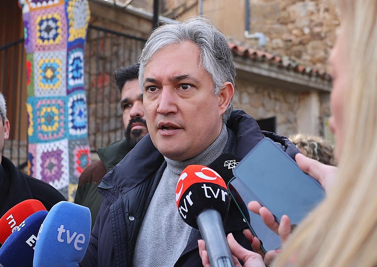 Imagen secundaria 1 - Pérez Pastor y Merino Morga atienden a la prensa.