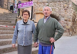 Rufina y Francisco, vecinos de Viguera que se casaron en la iglesia hace más de 60 años.