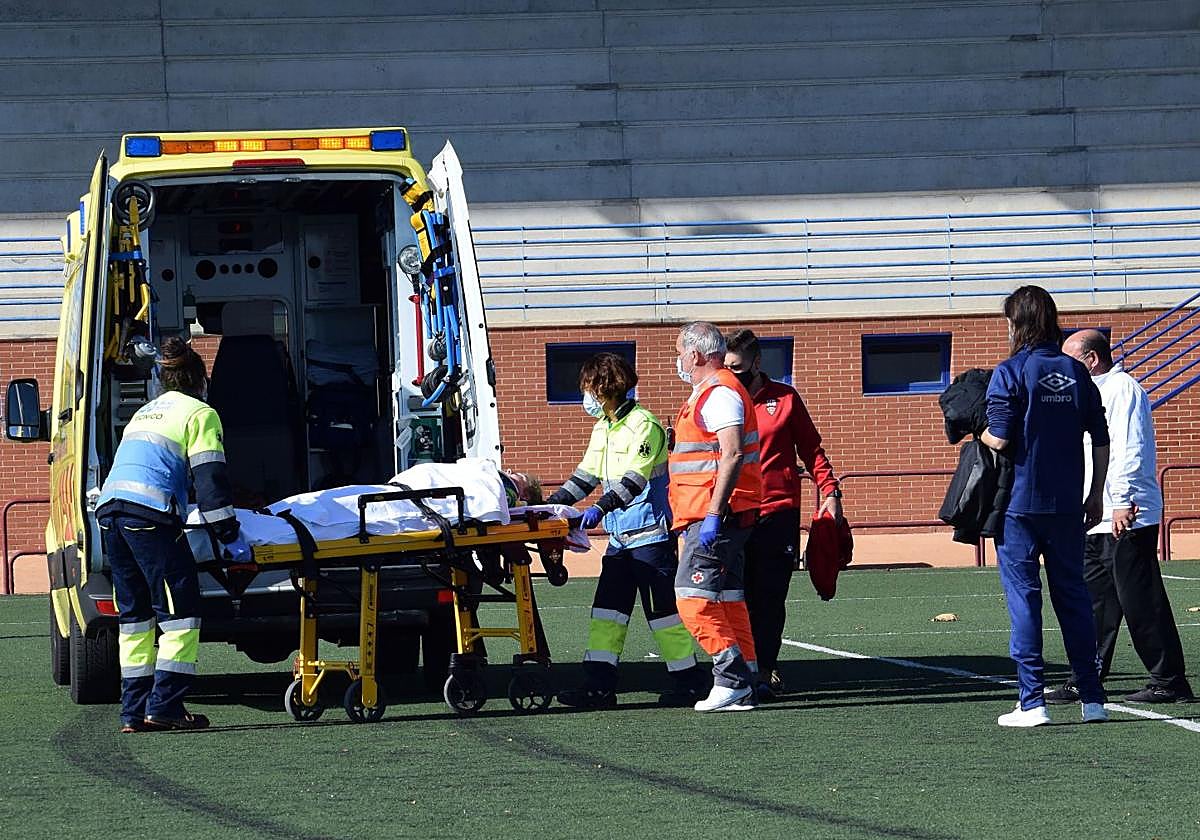 Un equipo de sanitarios evacua a un jugador en Pradoviejo.