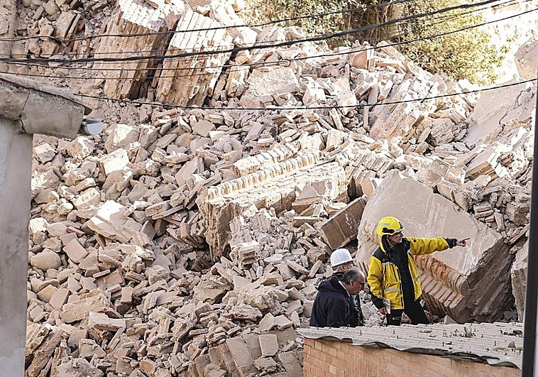 El derrumbe de la torre de la iglesia de Viguera ha causado daños en algunas viviendas de la localidad.