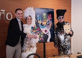 Los concejales Miguel Sáinz y Laura Lázaro, con Martín Nalda, 'escoltan' el cartel anunciador del Carnaval de Logroño.