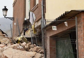La casa más afectada por el derrumbe, con el forjado del primer piso partido.
