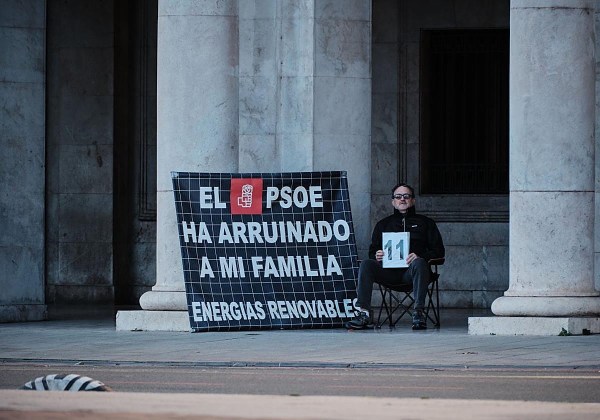 César Vea, con su cartel y su silla junto a la Delegación del Gobierno en Logroño.