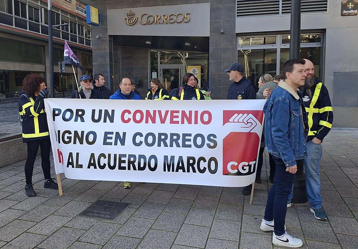 La protesta convocada en la oficina de Correos de la calle Once de Junio, en Logroño.