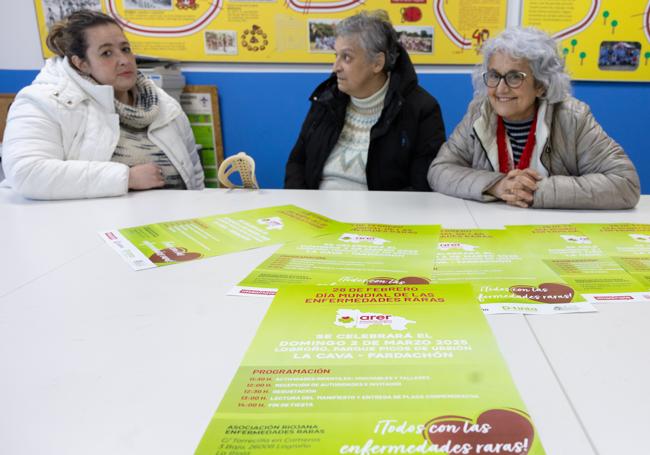 Lorena Martínez, María Isabel Bermejo Arrieta y Rosa Nieves Cámara, en la sede de la Asociación Riojana de Enfermedades Raras (ARER.