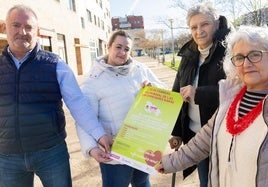 El presidente y tres usuarias de ARER con el cartel conmemorativo del Día Mundial de las Enfermedades Raras.